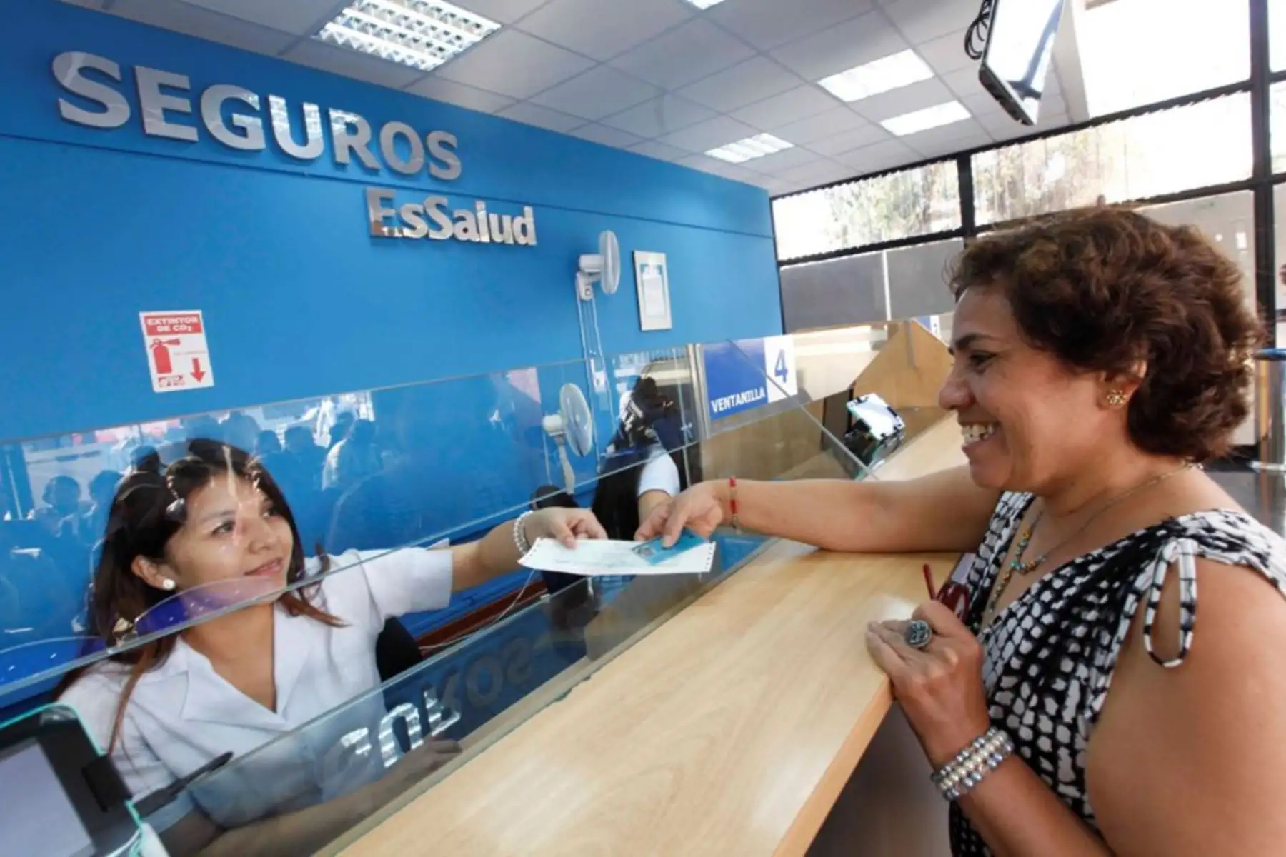 Los familiares pueden afiliarse a EsSalud como derechohabientes de forma presencial o virtual. Foto: EsSalud