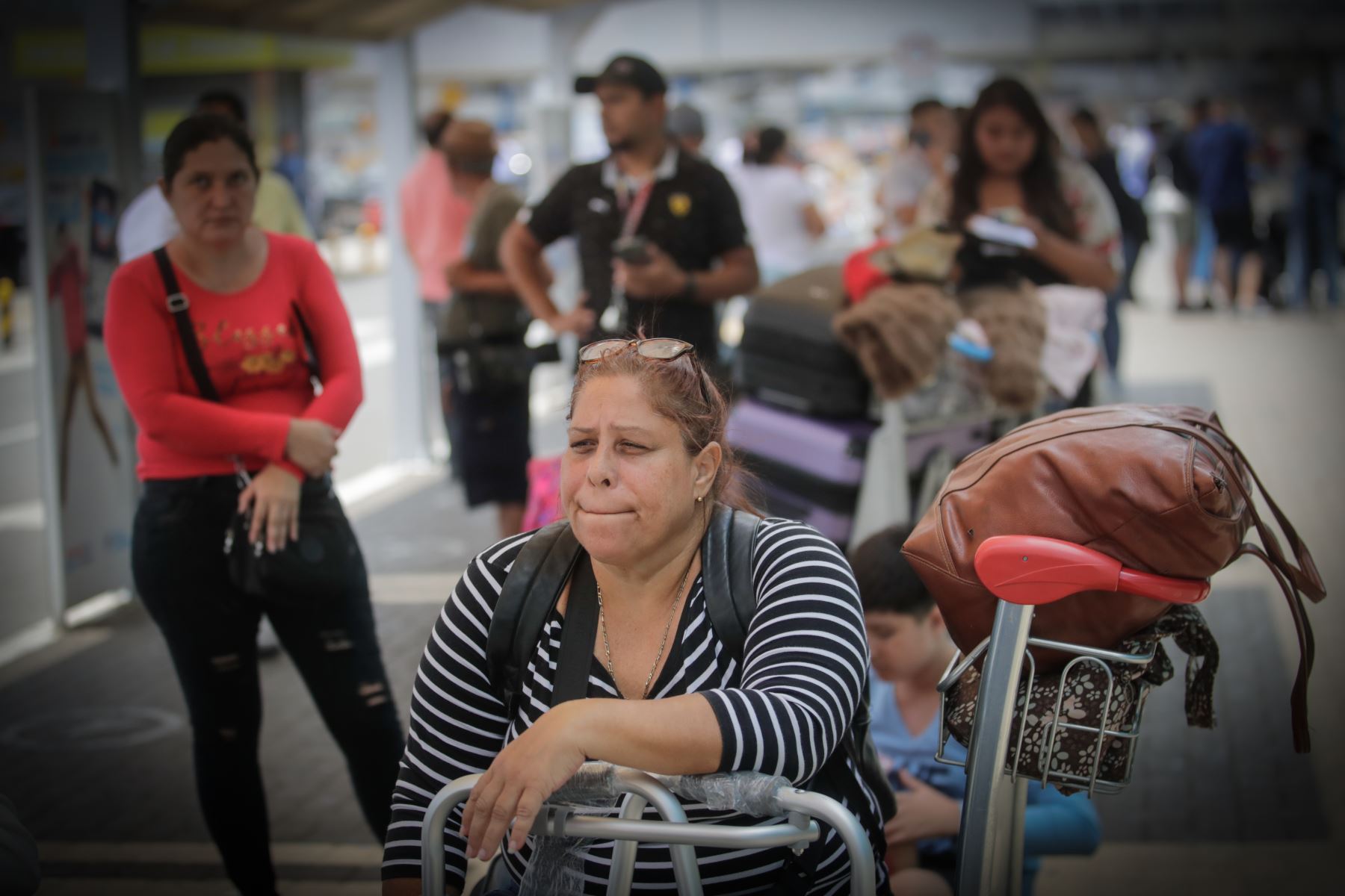 Pasajeros afectados por la suspensión de operaciones de la aerolínea colombiana Viva Air se encuentran el aeropuerto Jorge Chávez, de Lima. Foto: ANDINA/Juan Carlos Guzmán