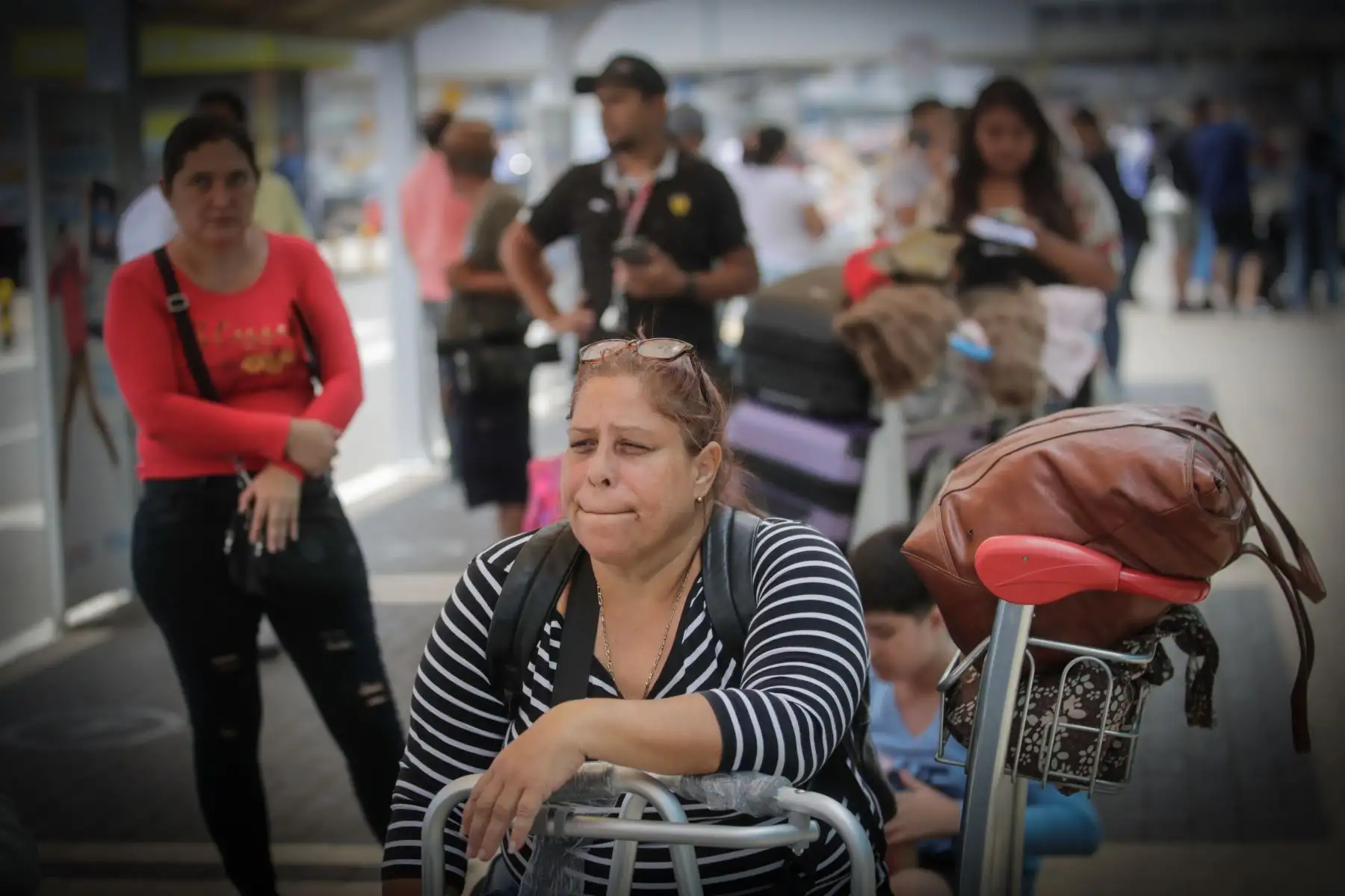En caso el vuelo se cancele y el pasajero deba pasar la noche, la aerolínea tiene que devolver el valor neto del boleto o conseguir un vuelo sustituto para el mismo día.  ANDINA/Difusión