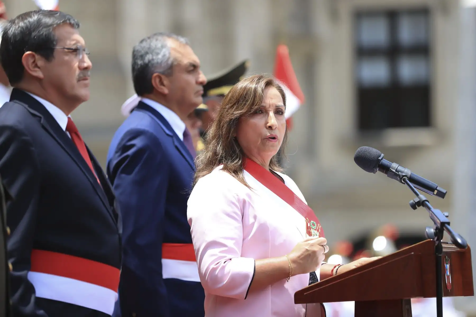 Presidenta Dina Boluarte recibe bastón de mando como jefa suprema de las Fuerzas Armadas y la Policía Nacional del Perú, en ceremonia realizada en Palacio de Gobierno. 
Foto:ANDINA/Presidencia Perú