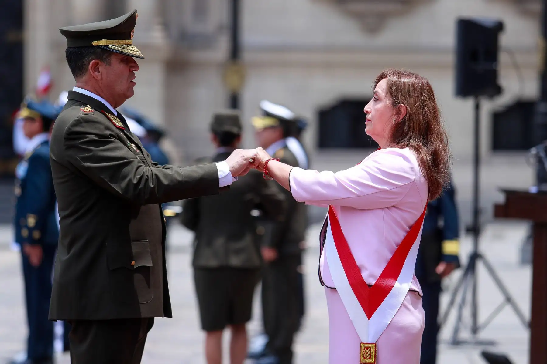 Presidenta Dina Boluarte recibe bastón de mando como jefa suprema de las Fuerzas Armadas y la Policía Nacional del Perú, en ceremonia realizada en Palacio de Gobierno. 
Foto:ANDINA/Presidencia Perú