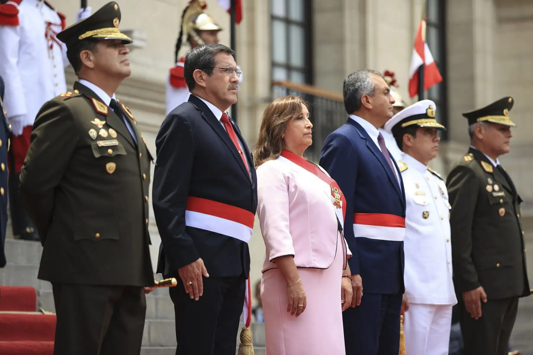 Presidenta Dina Boluarte recibe bastón de mando como jefa suprema de las Fuerzas Armadas y la Policía Nacional del Perú, en ceremonia realizada en Palacio de Gobierno. 
Foto:ANDINA/Presidencia Perú