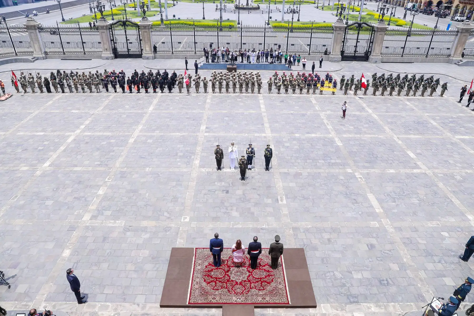 Presidenta Dina Boluarte recibe bastón de mando como jefa suprema de las Fuerzas Armadas y la Policía Nacional del Perú, en ceremonia realizada en Palacio de Gobierno. 
Foto:ANDINA/Presidencia Perú