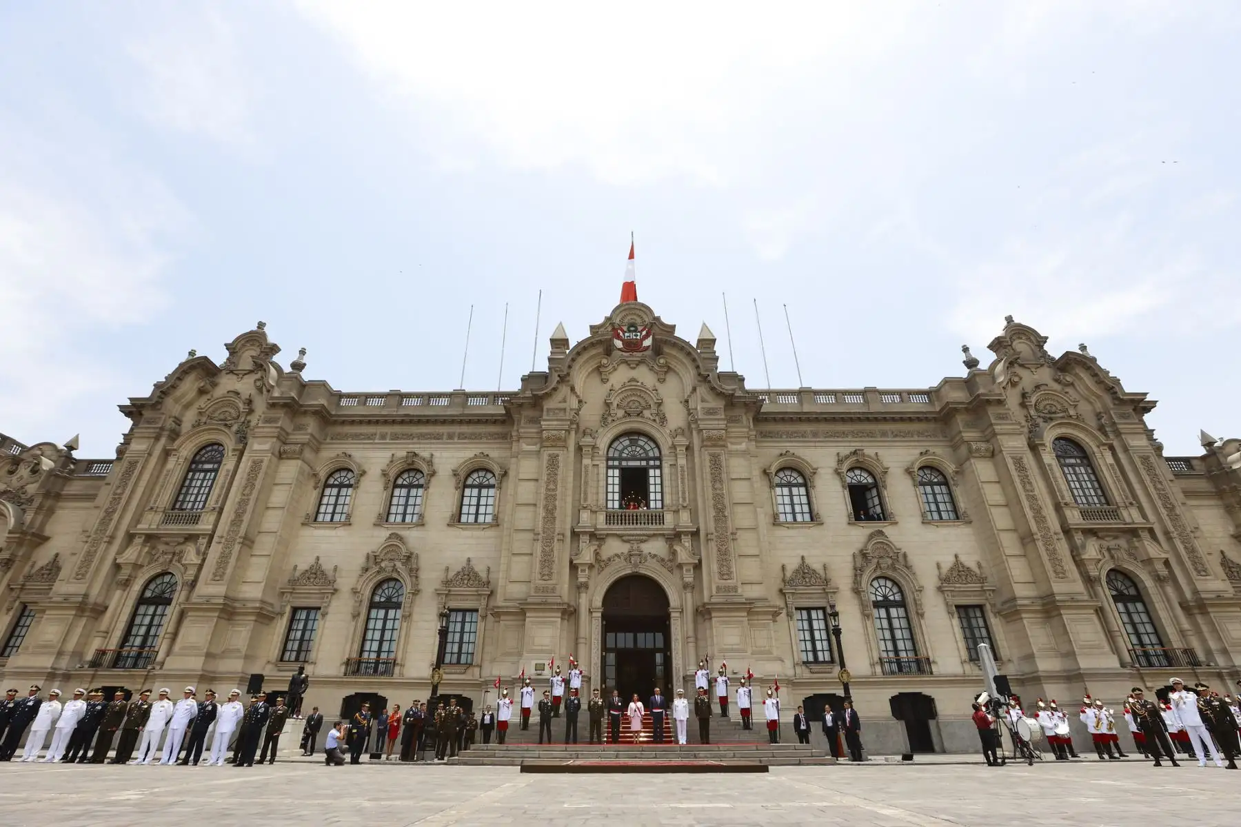 Presidenta Dina Boluarte recibe bastón de mando como jefa suprema de las Fuerzas Armadas y la Policía Nacional del Perú, en ceremonia realizada en Palacio de Gobierno. 
Foto:ANDINA/Presidencia Perú
