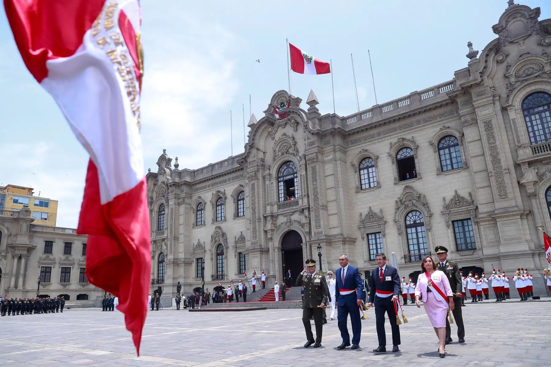 Presidenta Dina Boluarte recibe bastón de mando como jefa suprema de las Fuerzas Armadas y la Policía Nacional del Perú, en ceremonia realizada en Palacio de Gobierno. 
Foto:ANDINA/Presidencia Perú