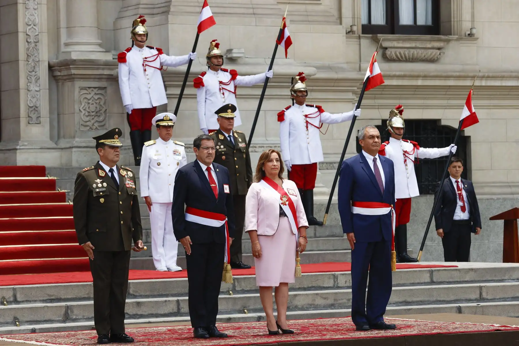 Presidenta Dina Boluarte recibe bastón de mando como jefa suprema de las Fuerzas Armadas y la Policía Nacional del Perú, en ceremoni realizada en Palacio de Gobierno. 
Foto:ANDINA/Presidencia Perú
