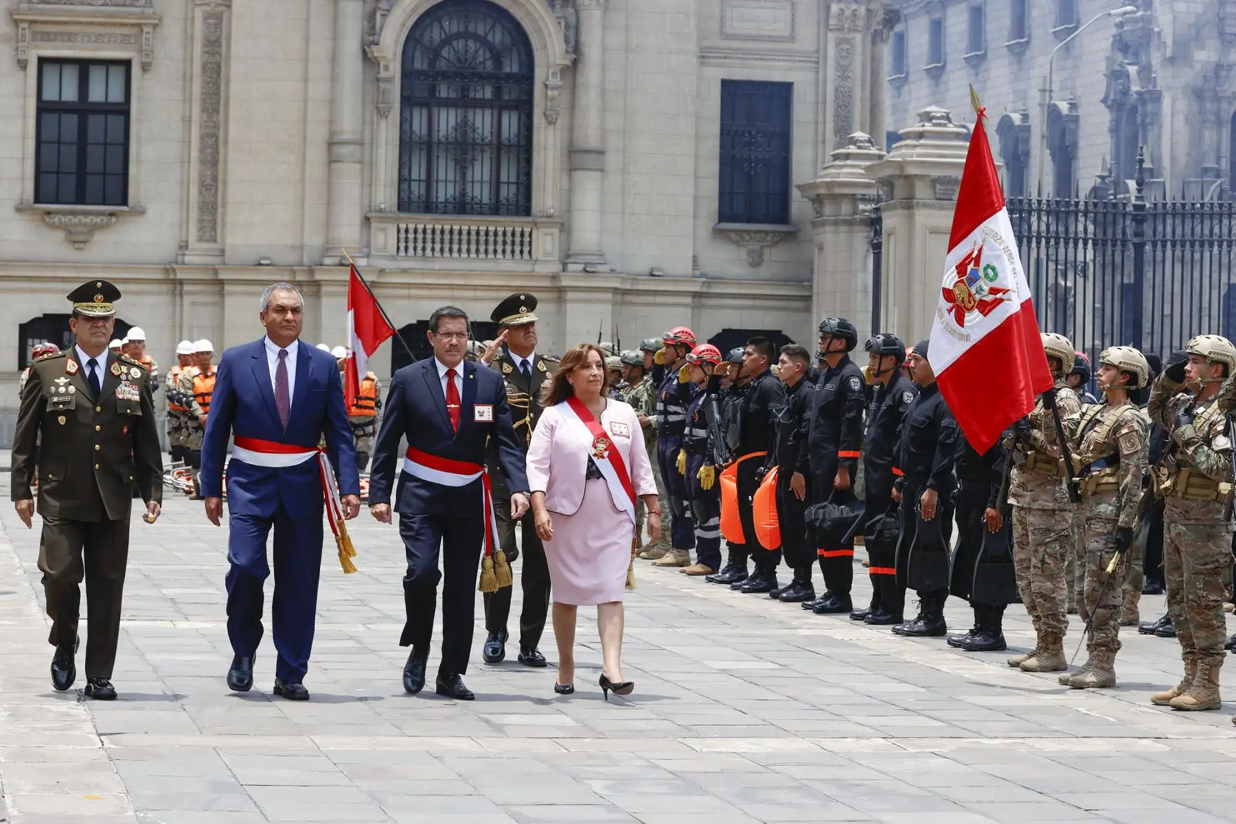 Presidenta Dina Boluarte recibe bastón de mando como jefa suprema de las Fuerzas Armadas y la Policía Nacional del Perú, en ceremonia realizada en Palacio de Gobierno. 
Foto:ANDINA/Presidencia Perú
