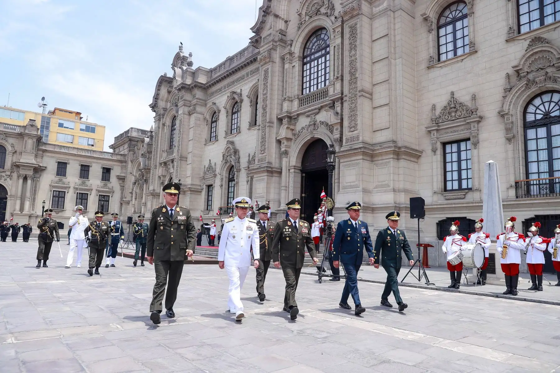 Presidenta Dina Boluarte recibe bastón de mando como jefa suprema de las Fuerzas Armadas y la Policía Nacional del Perú, en ceremonia realizada en Palacio de Gobierno. 
Foto:ANDINA/Presidencia Perú
