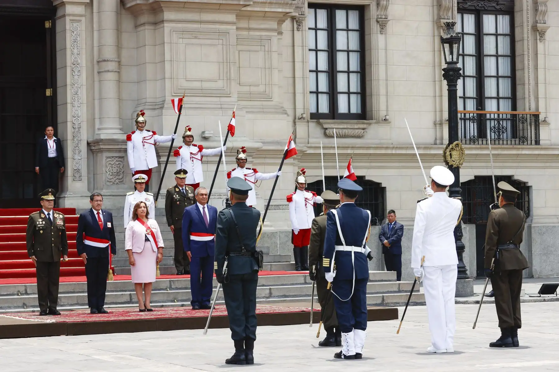Presidenta Dina Boluarte recibe bastón de mando como jefa suprema de las Fuerzas Armadas y la Policía Nacional del Perú, en ceremonia realizada en Palacio de Gobierno. 
Foto:ANDINA/Presidencia Perú