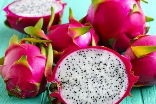 Oriunda de nuestra Amazonía, la pitahaya se está ganando un lugar de prestigio entre los superalimentos peruanos gracias a sus notables propiedades nutricionales y beneficios para la salud, entre los que destacan el combate a la anemia y las enfermedades respiratorias y, especialmente, la protección del hígado favoreciendo la desintoxicación de nuestro organismo.