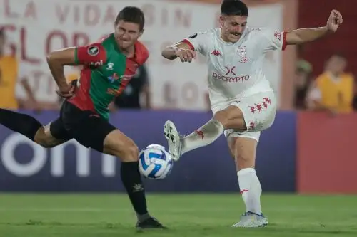 Matías Cóccaro de Huracán (derecha) disputa un balón con Marco Mancebo de Boston River. Foto: EFE