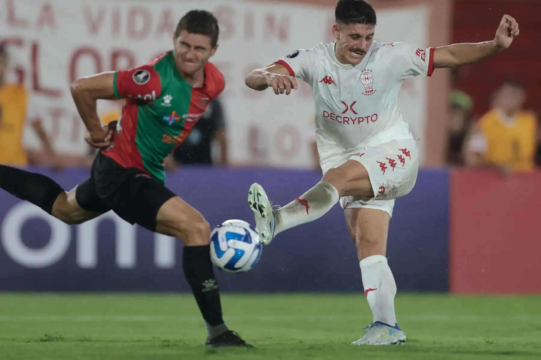 Matías Cóccaro de Huracán (derecha) disputa un balón con Marco Mancebo de Boston River. Foto: EFE