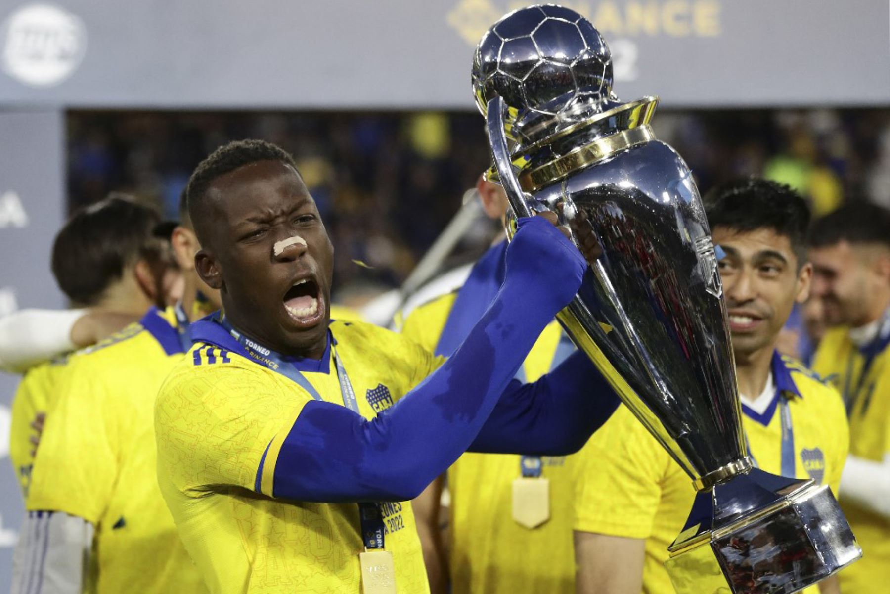 Luis Advíncula nuevamente campeón con el Boca Juniors. Foto: AFP