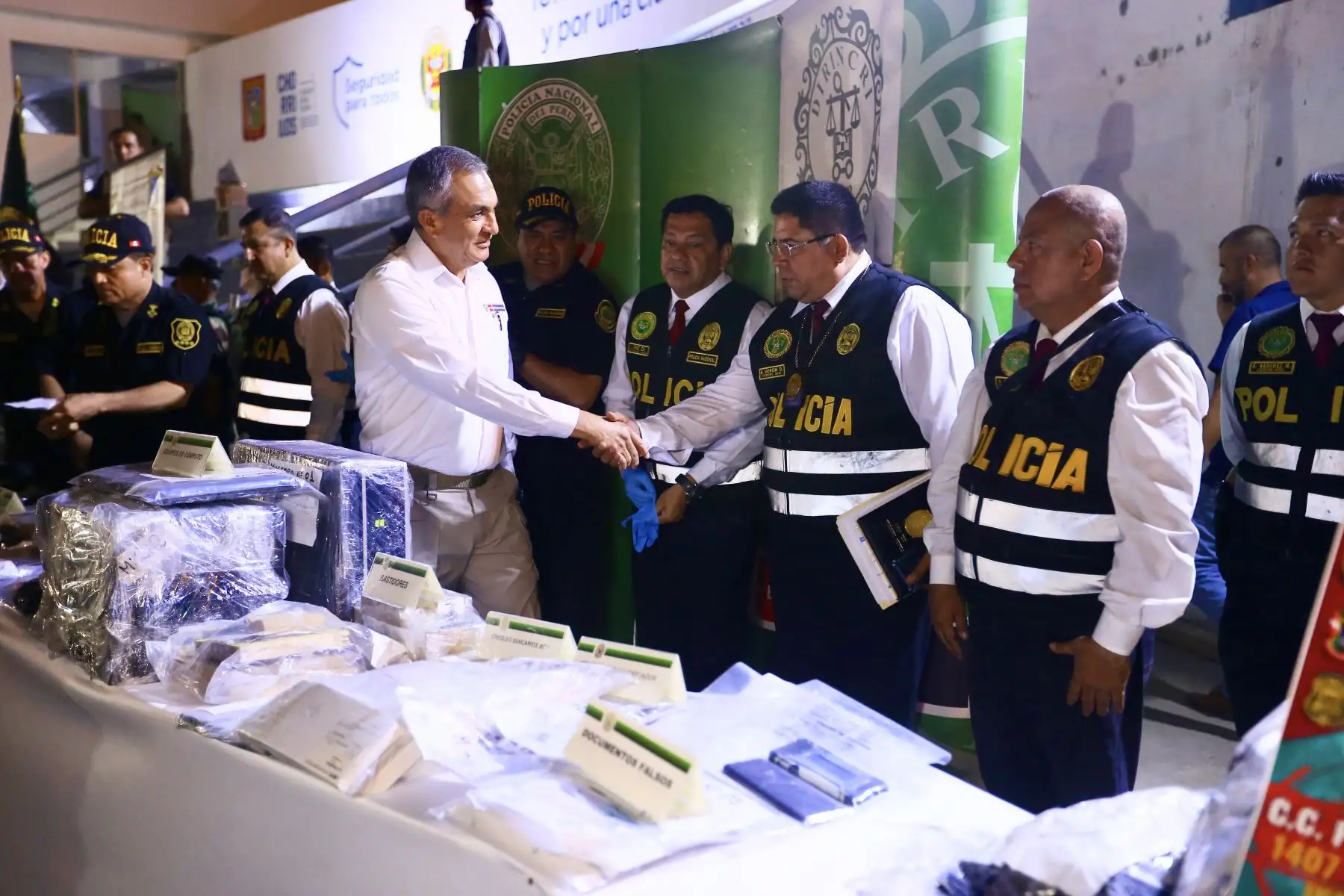 El Ministro del Interior, Vicente Romero; el comandante general de la Policía Nacional, Raúl Alfaro; el jefe de la Región Policial Lima  en conferencia de prensa de  los resultados de operativos policiales realizados durante la última semana.

Foto: ANDINA/Ricardo Cuba