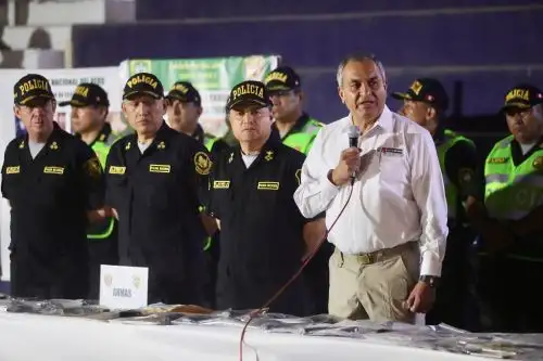 El Ministro del Interior, Vicente Romero; el comandante general de la Policía Nacional, Raúl Alfaro; el jefe de la Región Policial Lima en conferencia de prensa de los resultados de operativos policiales realizados durante la última semana. Foto: ANDINA/Ricardo Cuba
