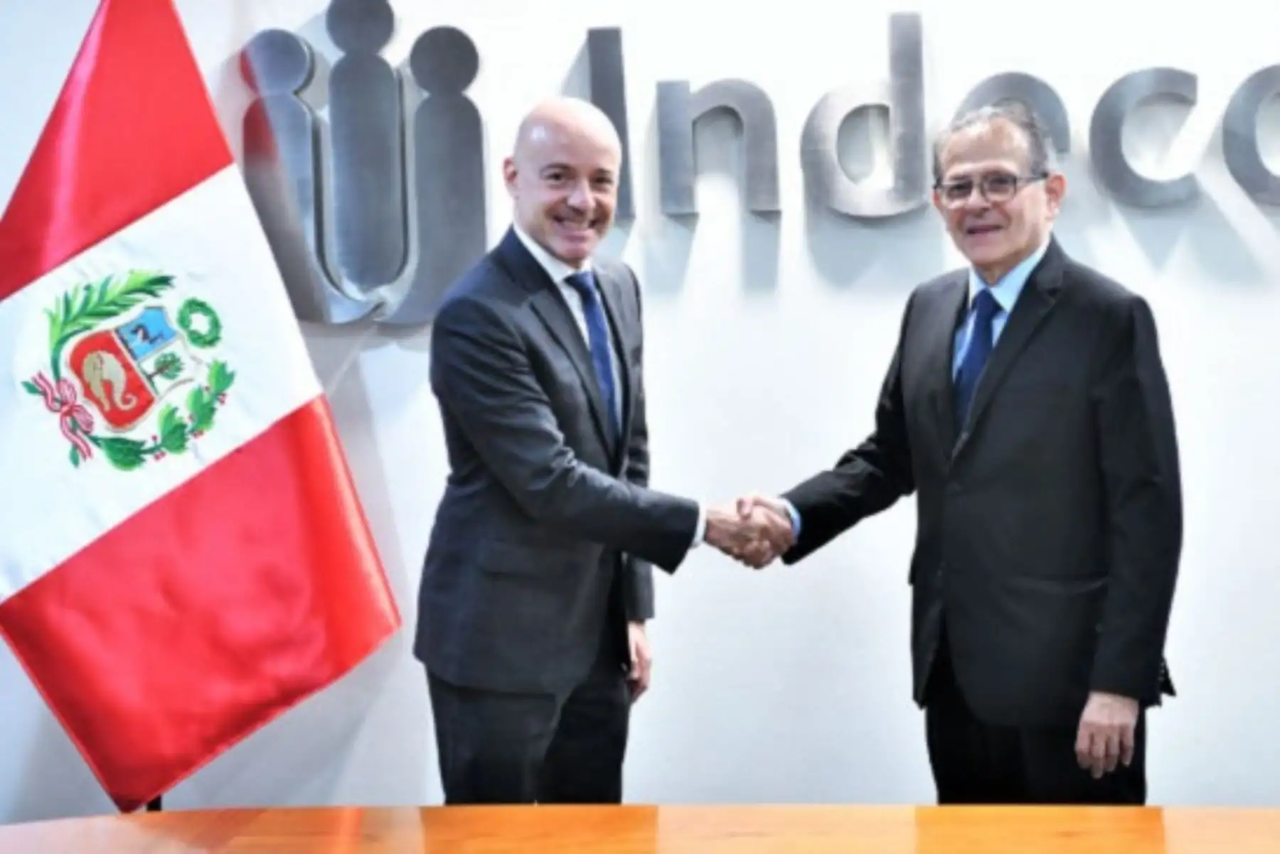 El consejero regional del INPI de Francia para América Latina, Renaud Gaillard, y el gerente general del Indecopi, Julio Ubillús Soriano, acordaron reforzar la cooperación entre sus instituciones. Foto: Cortesía.