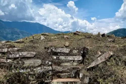 El sitio arqueológico Chaupiyacu -el nombre deriva de dos vocablos quechuas: Chaupi (en medio) y Yacu (agua)- está compuesto por 13 elementos pétreos denominados “huancas”, representados por monolitos alargados considerados sagrados, según la cosmovisión andina. ANDINA/Difusión