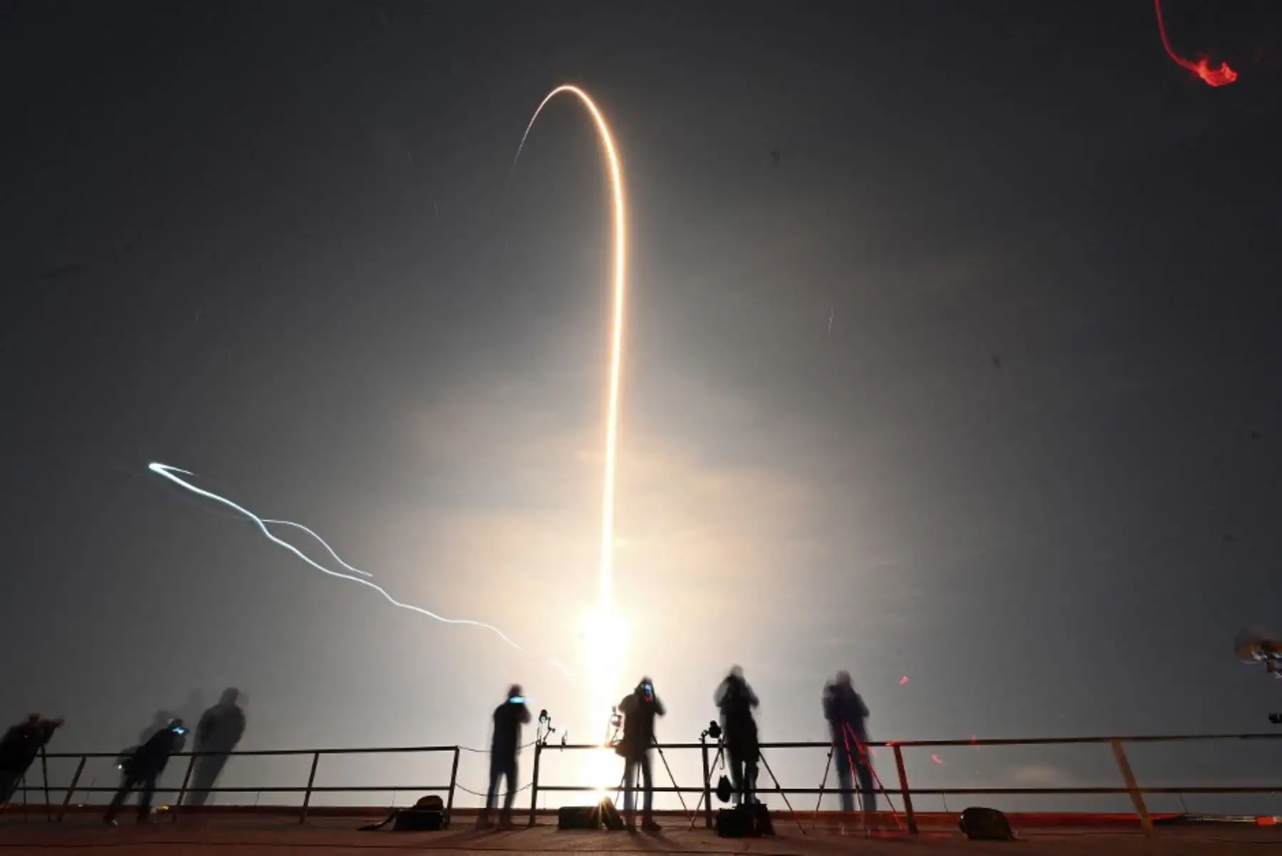 Rastro del cohete SpaceX Falcon 9 que despega de la plataforma 39A para la misión Crew-6 en el Centro Espacial Kennedy de la NASA en Cabo Cañaveral, Florida. Foto: AFP