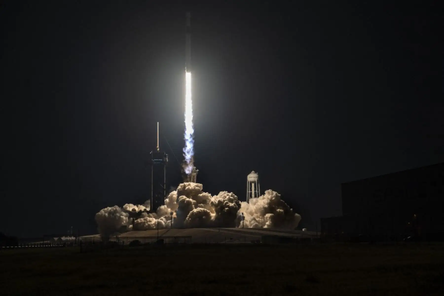 El cohete SpaceX Falcon 9 con la nave espacial Crew Dragon  despegan de la plataforma 39A para la misión Crew-6 en el Centro Espacial Kennedy de la NASA en Cabo Cañaveral, Florida. Foto: AFP