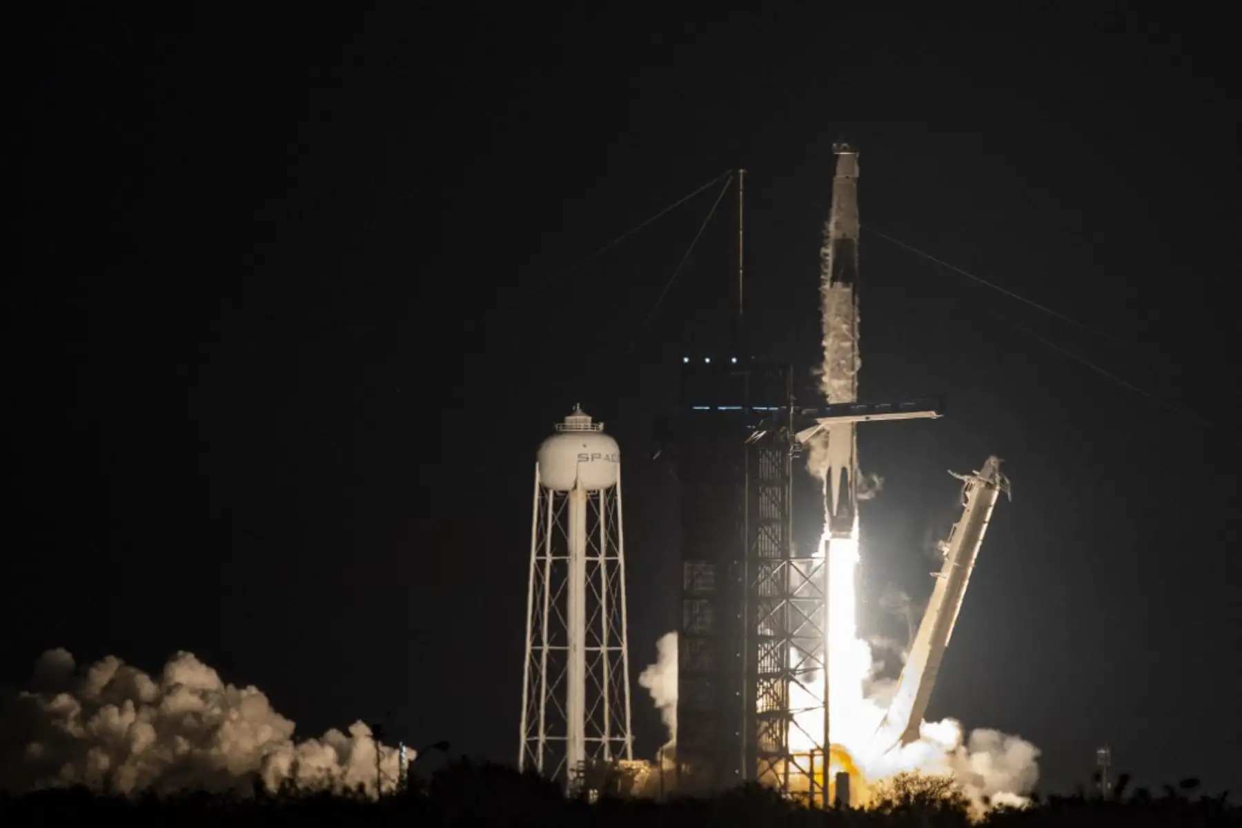 El cohete SpaceX Falcon 9 con la nave espacial Crew Dragon  despegan de la plataforma 39A para la misión Crew-6 en el Centro Espacial Kennedy de la NASA en Cabo Cañaveral, Florida. Foto: AFP