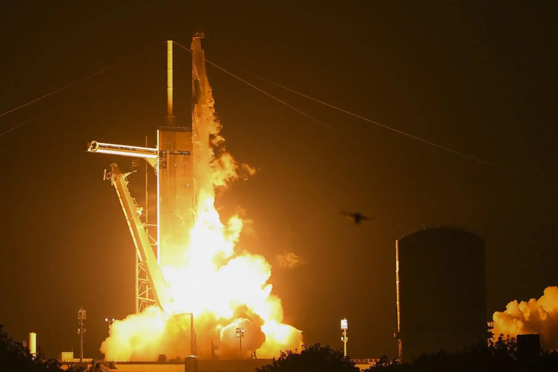 El cohete SpaceX Falcon 9 con la nave espacial Crew Dragon  despegan de la plataforma 39A para la misión Crew-6 en el Centro Espacial Kennedy de la NASA en Cabo Cañaveral, Florida. Foto: AFP