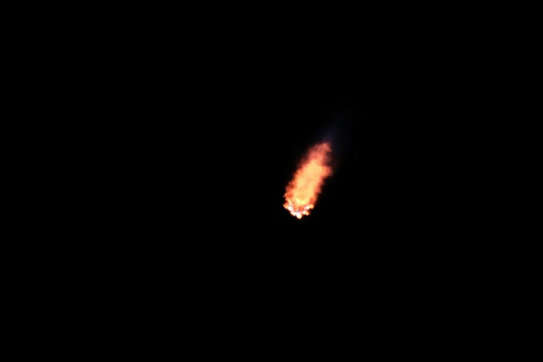 El cohete SpaceX Falcon 9 se eleva hacia el espacio después de su lanzamiento desde el Centro Espacial Kennedy. Foto: AFP