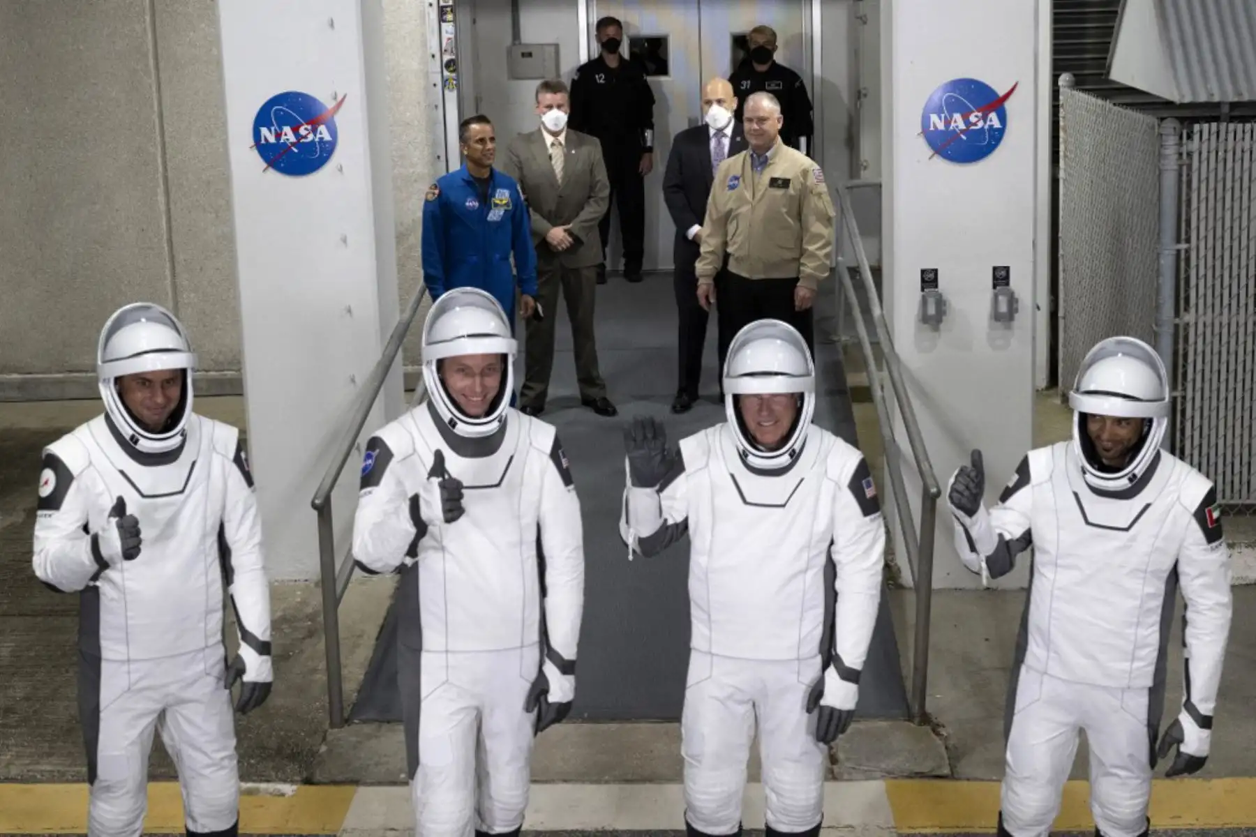 Miembros de la misión SpaceX Dragon Crew-6, el especialista de misión Andrey Fedyaev de Roscosmos, el piloto Warren "Woody" Hoburg, el comandante Stephen Bowen y el especialista de misión Sultan Alneyadi de los Emiratos Árabes Unidos. Foto: AFP