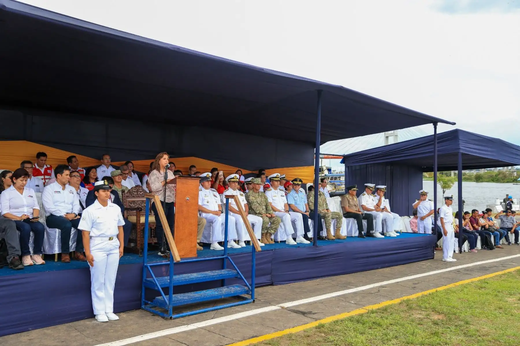Desde Iquitos, la presidenta Dina Boluarte participó en ceremonia de zarpe de la primera etapa de la campaña de acción social de PIAS fluviales. Foto: ANDINA/ Prensa Presidencia