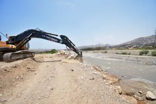 Ante la caída de huaycos y el incremento del caudal de los ríos Rímac y Chillón, la Municipalidad de San Martin de Porres viene realizando trabajos de encauzamiento y refuerzo con enrocado de diques temporales en la cuenca del río Chillón, para evitar posibles desbordes ante un nuevo incremento de los caudales. Foto:ANDINA/Muni SMP