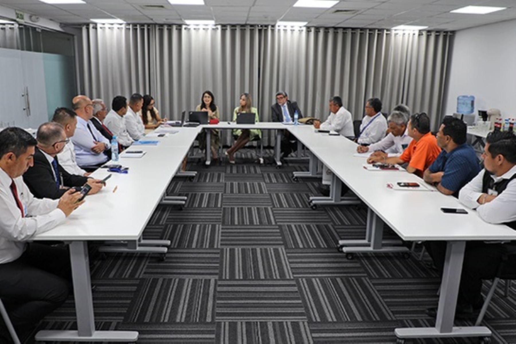 Representantes de Ositran sostuvieron reunión con los taxistas que operan en el Aeropuerto Internacional Jorge Chávez para ayudarlos a encontrar soluciones ante las nuevas reglas del uso del estacionamiento del primer terminal aéreo del país. Foto: Cortesía.