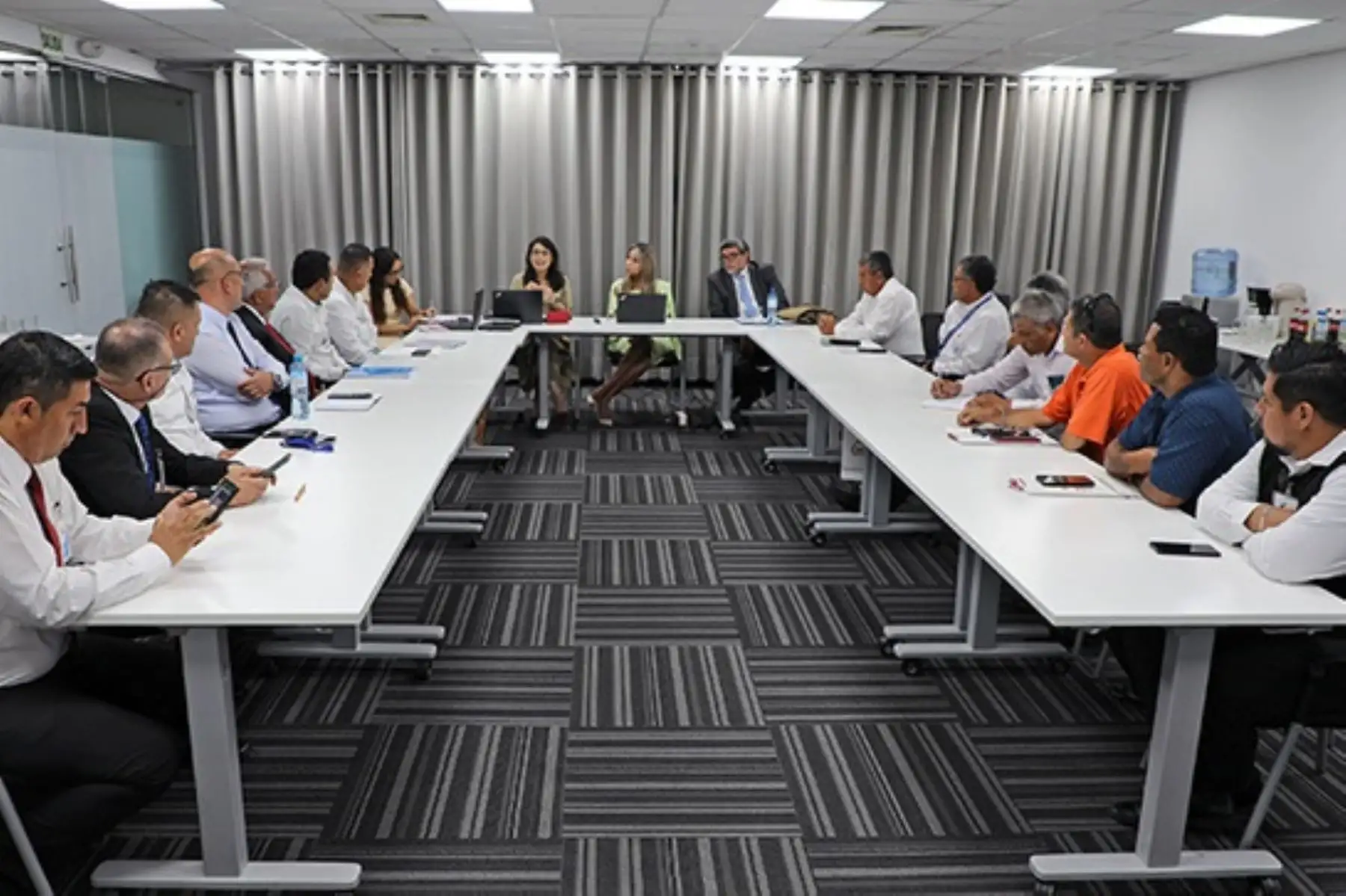 Representantes de Ositran sostuvieron reunión con los taxistas que operan en el Aeropuerto Internacional Jorge Chávez para ayudarlos a encontrar soluciones ante las nuevas reglas del uso del estacionamiento del primer terminal aéreo del país. Foto: Cortesía.