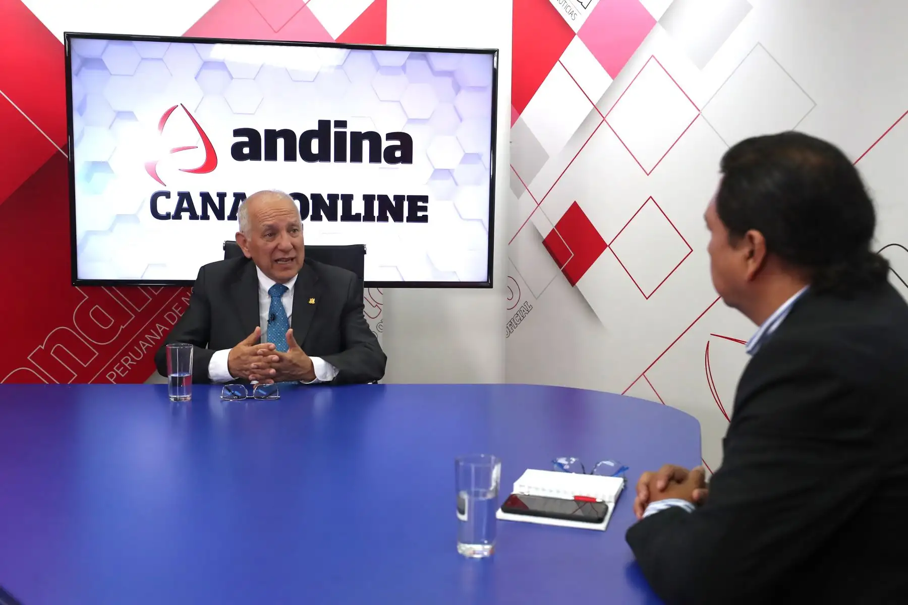 En entrevista con el programa Andina al Día de Andina Canal Online, Becerra reconoció que "hay colegios en muy malas condiciones, como si hubieran sido bombardeados", y que el Gobierno trabaja para brindar una infraestructura temporal alternativa con el objeto que nadie se quede sin estudiar. Foto: ANDINA/ Vidal Tarqui