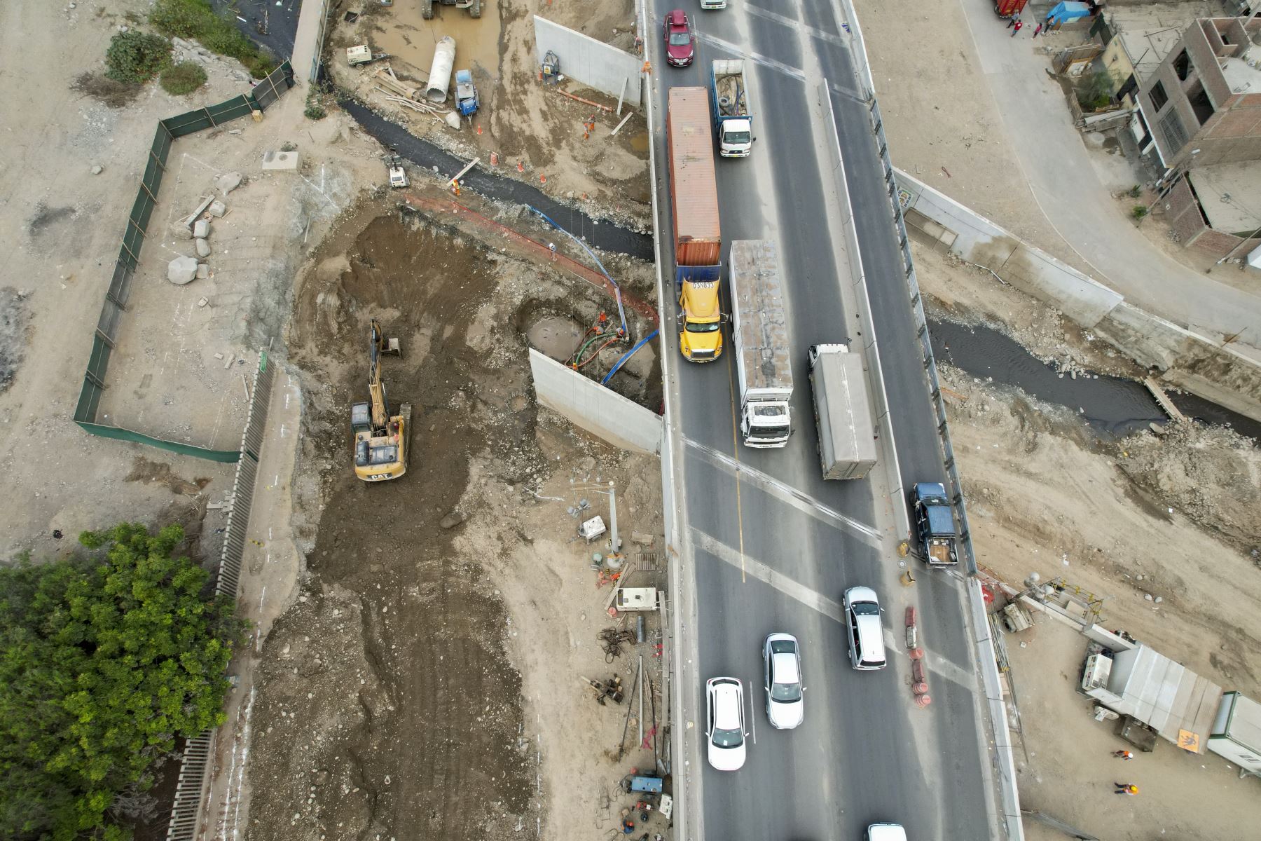 El nuevo Puente Huaycoloro ha sido diseñado para soportar los embates de la naturaleza principalmente en temporadas de huaycos y de esta manera no interrumpir el tránsito entre Lima y Chosica. 

Foto:ANDINA/Juan Carlos Guzmán Negrini