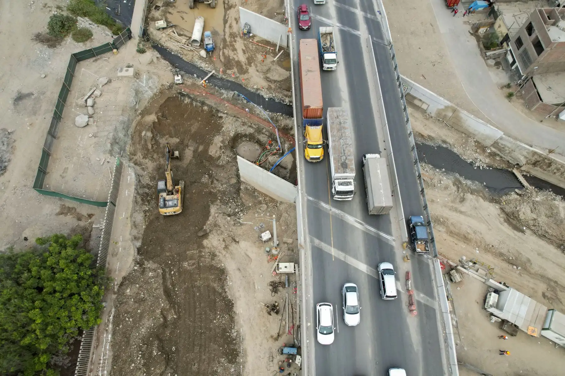 El nuevo Puente Huaycoloro ha sido diseñado para soportar los embates de la naturaleza principalmente en temporadas de huaycos y de esta manera no interrumpir el tránsito entre Lima y Chosica. 

Foto:ANDINA/Juan Carlos Guzmán Negrini