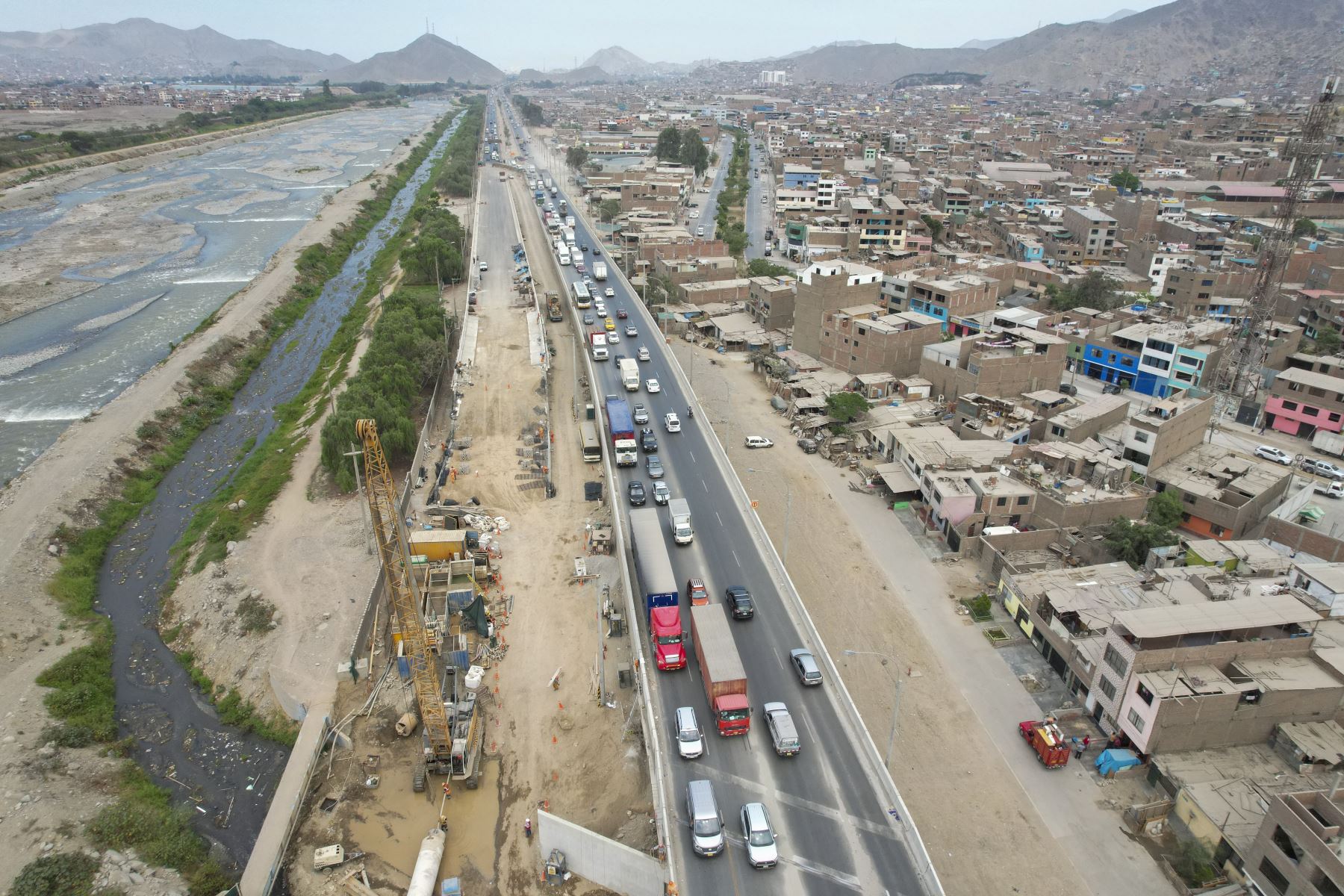 La Municipalidad de Lima entregará en un plazo de 60 días el nuevo Puente Huaycoloro, una mega obra de ingeniería que beneficiará a miles de personas que diariamente utilizan esta vía de Lima este. 

Foto:ANDINA/Juan Carlos Guzmán Negrini
