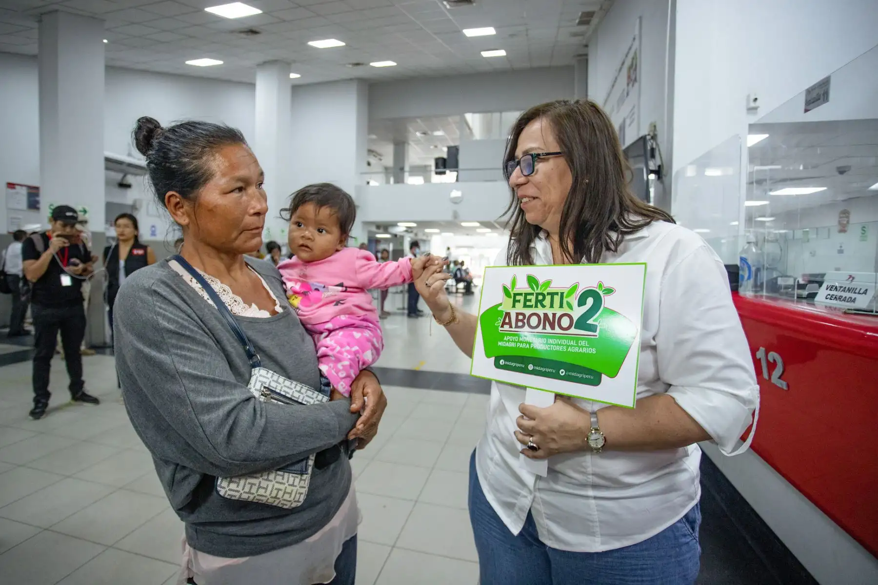 Como parte de la reactivación del sector agrícola, en Pucallpa la ministra de Desarrollo Agrario y Riego, Nelly Paredes, encabezó hoy el inicio del pago del FERTIABONO 2, un apoyo monetario orientado a los pequeños productores y productoras, a fin de facilitar la compra de fertilizantes (orgánicos e inorgánicos) para sus cultivos.
Foto: ANDINA/MIDAGRI