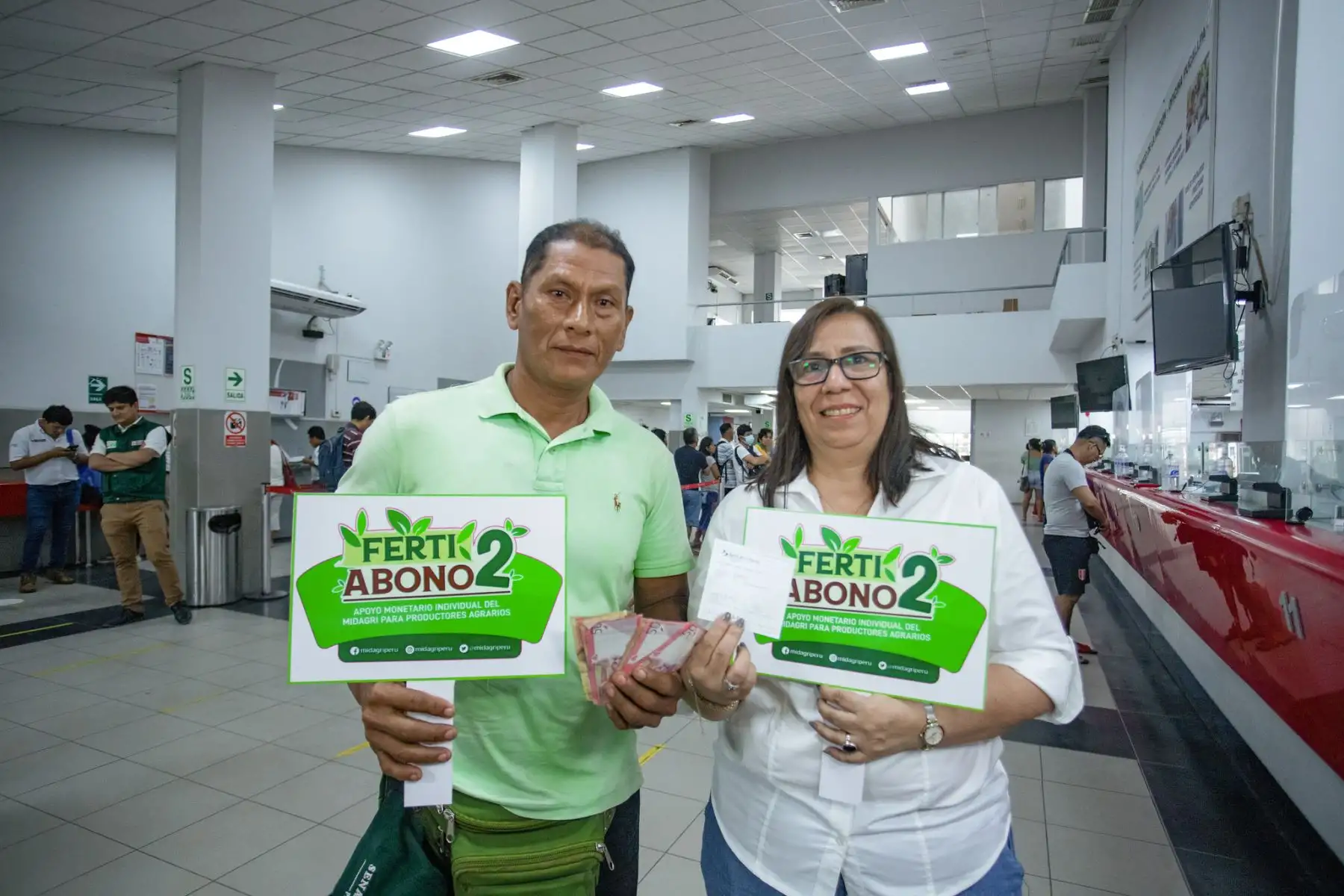 Como parte de la reactivación del sector agrícola, en Pucallpa la ministra de Desarrollo Agrario y Riego, Nelly Paredes, encabezó hoy el inicio del pago del FERTIABONO 2, un apoyo monetario orientado a los pequeños productores y productoras, a fin de facilitar la compra de fertilizantes (orgánicos e inorgánicos) para sus cultivos.

Foto: ANDINA/MIDAGRI