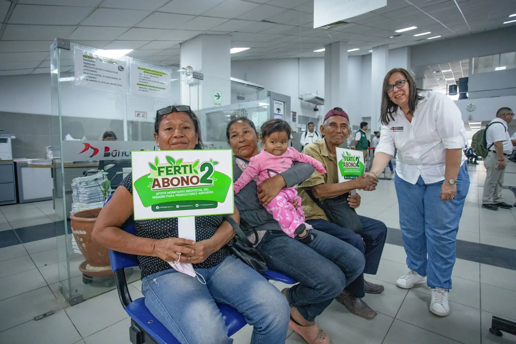 Como parte de la reactivación del sector agrícola, en Pucallpa la ministra de Desarrollo Agrario y Riego, Nelly Paredes, encabezó hoy el inicio del pago del FERTIABONO 2, un apoyo monetario orientado a los pequeños productores y productoras, a fin de facilitar la compra de fertilizantes (orgánicos e inorgánicos) para sus cultivos.

Foto: ANDINA/MIDAGRI