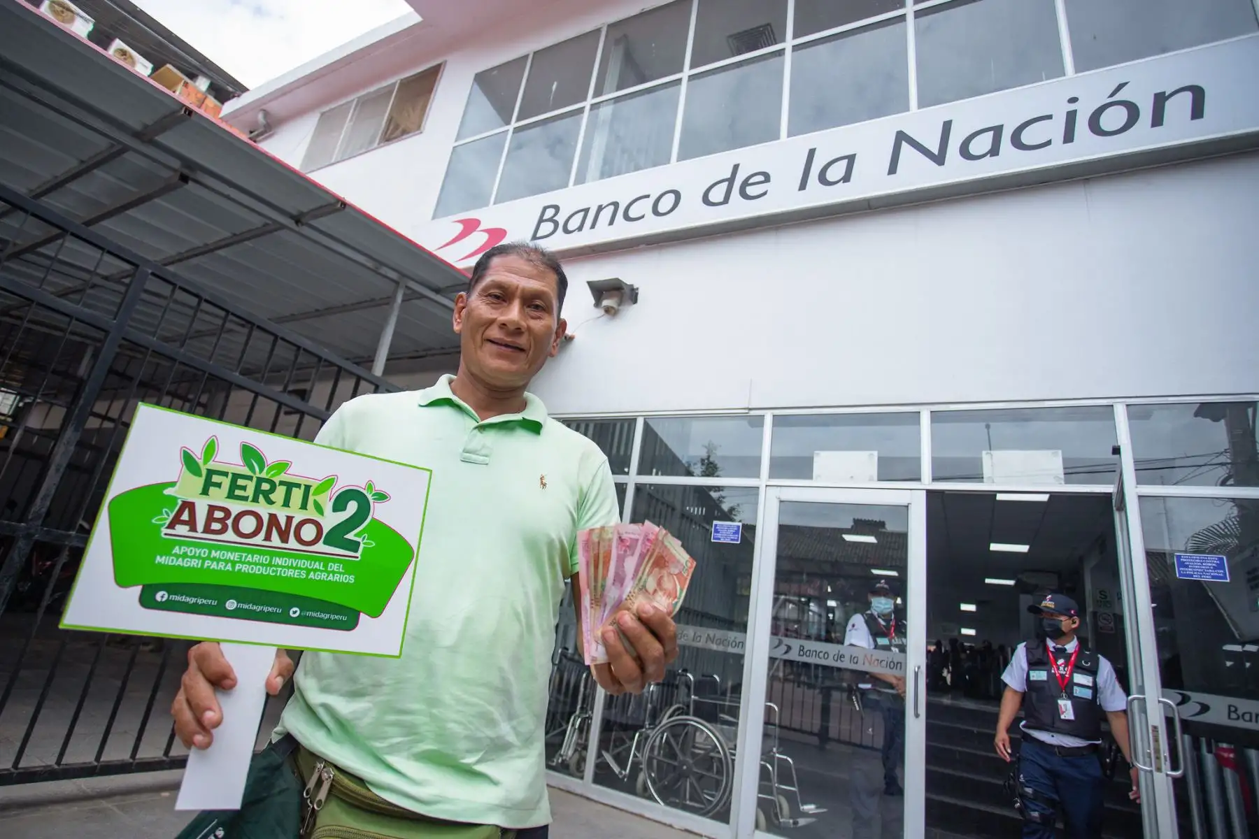 Como parte de la reactivación del sector agrícola, en Pucallpa la ministra de Desarrollo Agrario y Riego, Nelly Paredes, encabezó hoy el inicio del pago del FERTIABONO 2, un apoyo monetario orientado a los pequeños productores y productoras, a fin de facilitar la compra de fertilizantes (orgánicos e inorgánicos) para sus cultivos. 

Foto: ANDINA/MIDAGRI