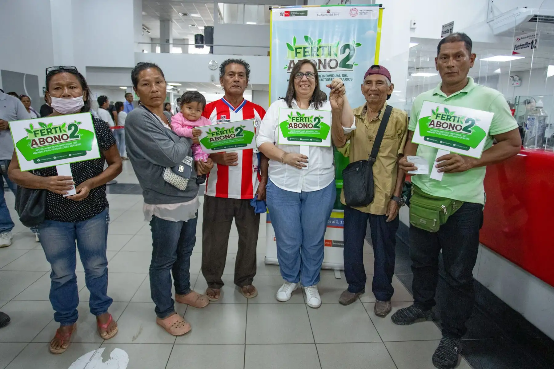 Como parte de la reactivación del sector agrícola, en Pucallpa la ministra de Desarrollo Agrario y Riego, Nelly Paredes, encabezó hoy el inicio del pago del FERTIABONO 2, un apoyo monetario orientado a los pequeños productores y productoras, a fin de facilitar la compra de fertilizantes (orgánicos e inorgánicos) para sus cultivos.

Foto: ANDINA/MIDAGRI