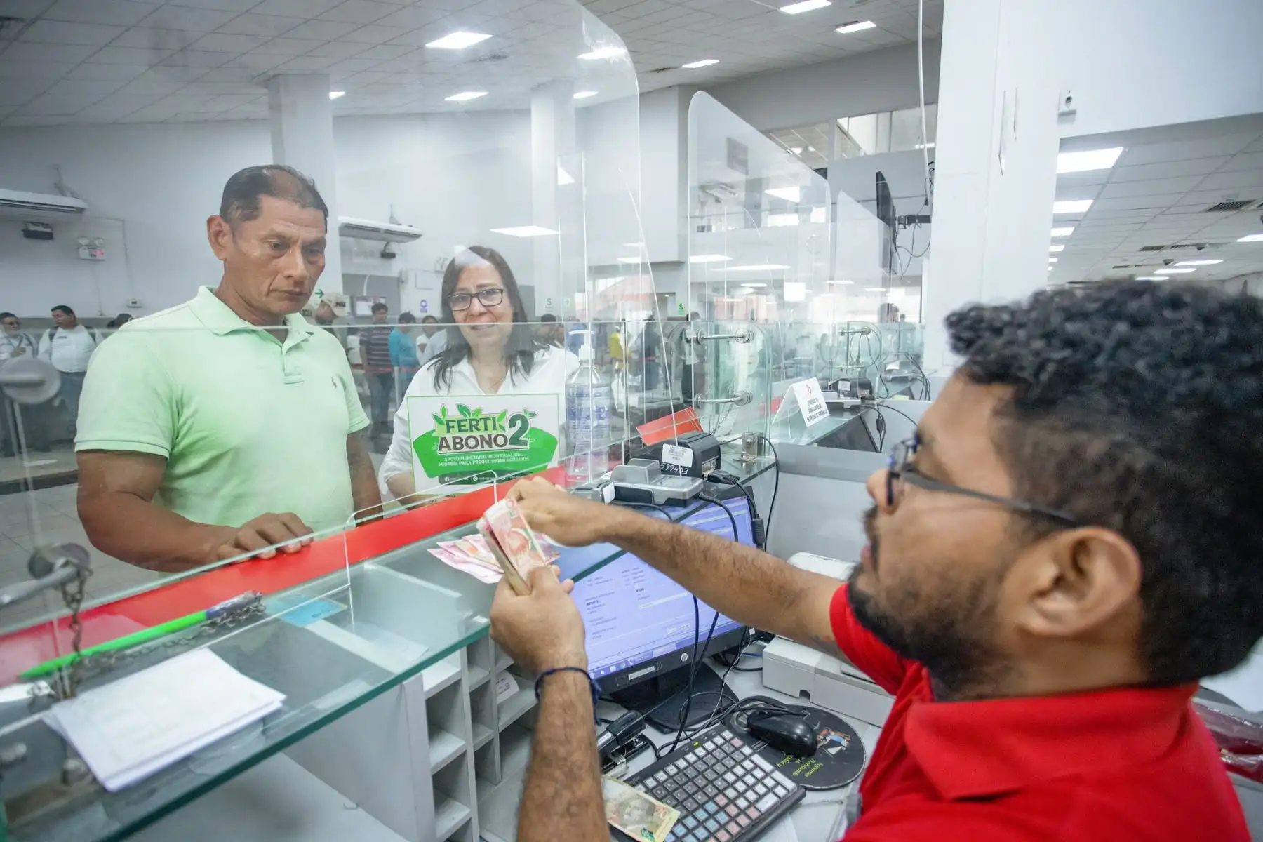 Como parte de la reactivación del sector agrícola, en Pucallpa la ministra de Desarrollo Agrario y Riego, Nelly Paredes, encabezó hoy el inicio del pago del FERTIABONO 2, un apoyo monetario orientado a los pequeños productores y productoras, a fin de facilitar la compra de fertilizantes (orgánicos e inorgánicos) para sus cultivos.

Foto: ANDINA/MIDAGRI