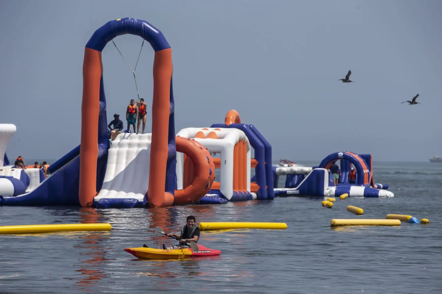 YakuPark es el parque acuático inflable más grande de Sudamérica, con sede en Paracas. Foto: ANDINA/Tatiana Gamarra