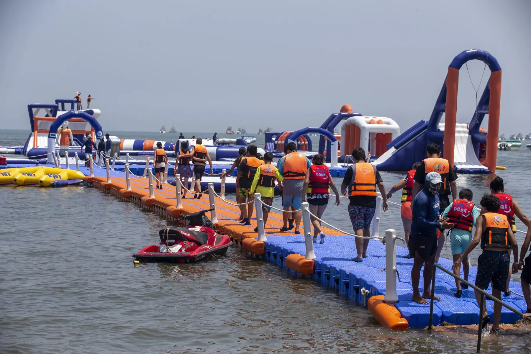 YakuPark es el parque acuático inflable más grande de Sudamérica.  Mide 60 x 40 metros, posee más de 42 obstáculos y se encuentra a 100 metros de la playa en Paracas .Foto: ANDINA/Tatiana Gamarra