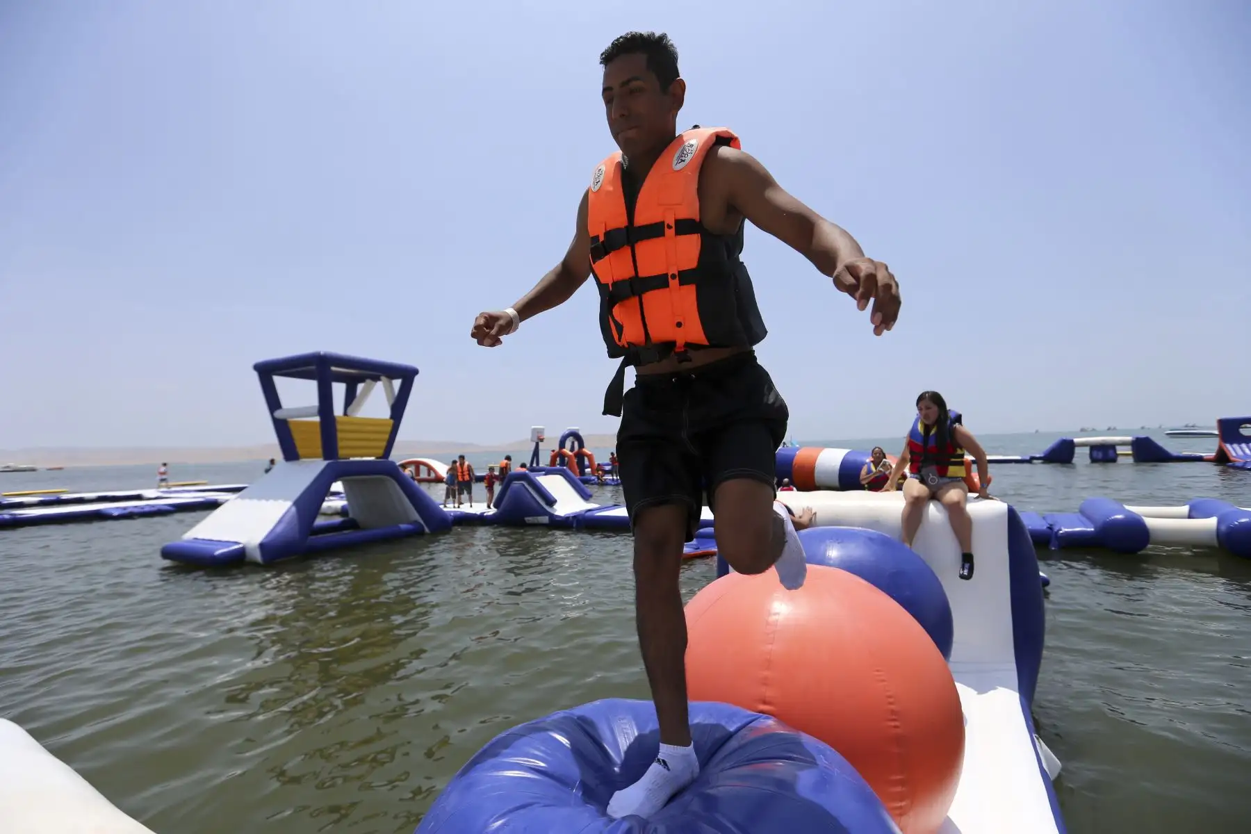YakuPark es el parque acuático inflable más grande de Sudamérica.  Mide 60 x 40 metros, posee más de 42 obstáculos y se encuentra a 100 metros de la playa en Paracas . Foto: ANDINA/Tatiana Gamarra