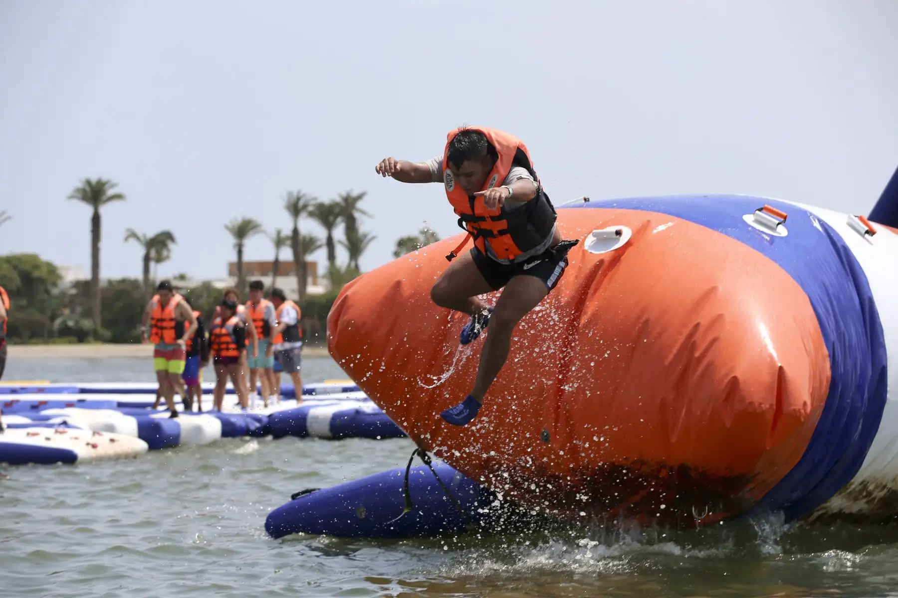 YakuPark es el parque acuático inflable más grande de Sudamérica.  Mide 60 x 40 metros, posee más de 42 obstáculos y se encuentra a 100 metros de la playa en Paracas . Foto: ANDINA/Tatiana Gamarra