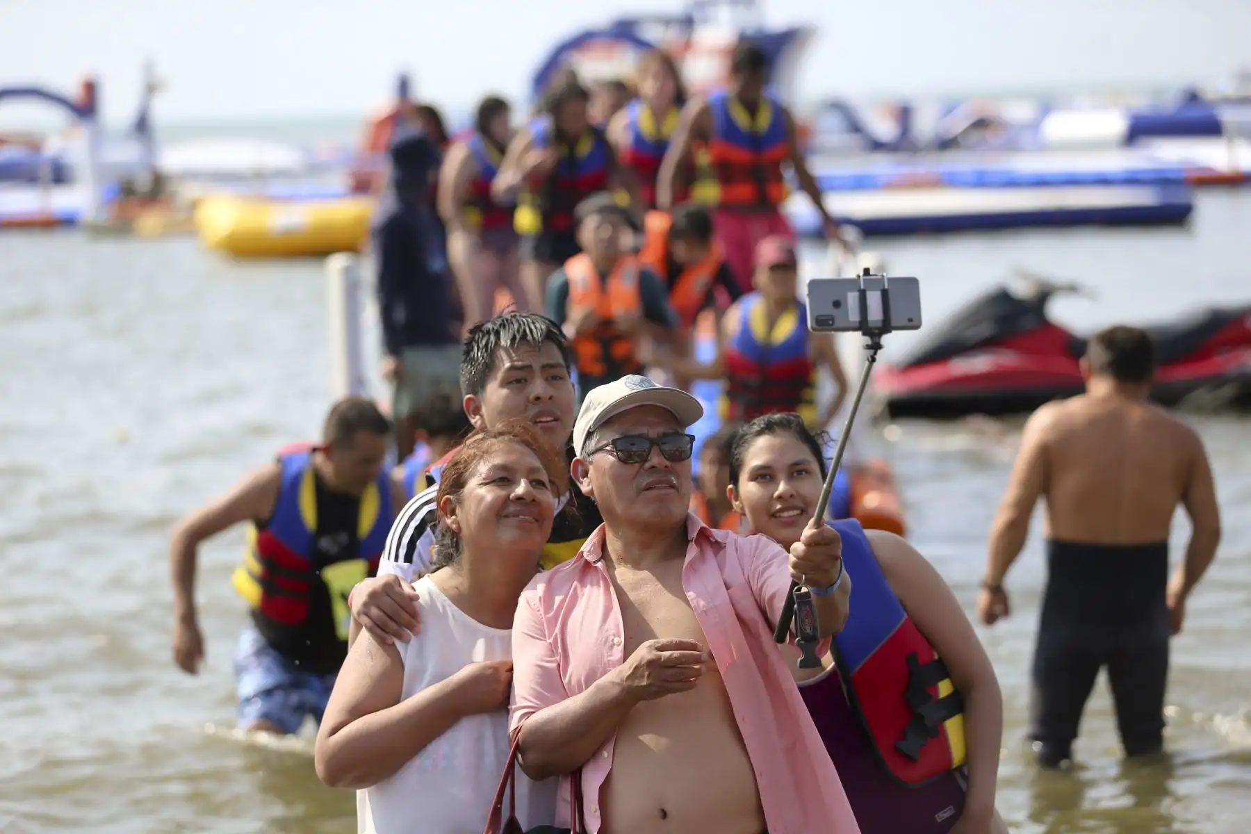Se admiten personas de seis años en adelante, sin límites de edad máxima. YakuPark es el parque acuático inflable más grande de Sudamérica, con sede en Paracas. Foto: ANDINA/Tatiana Gamarra