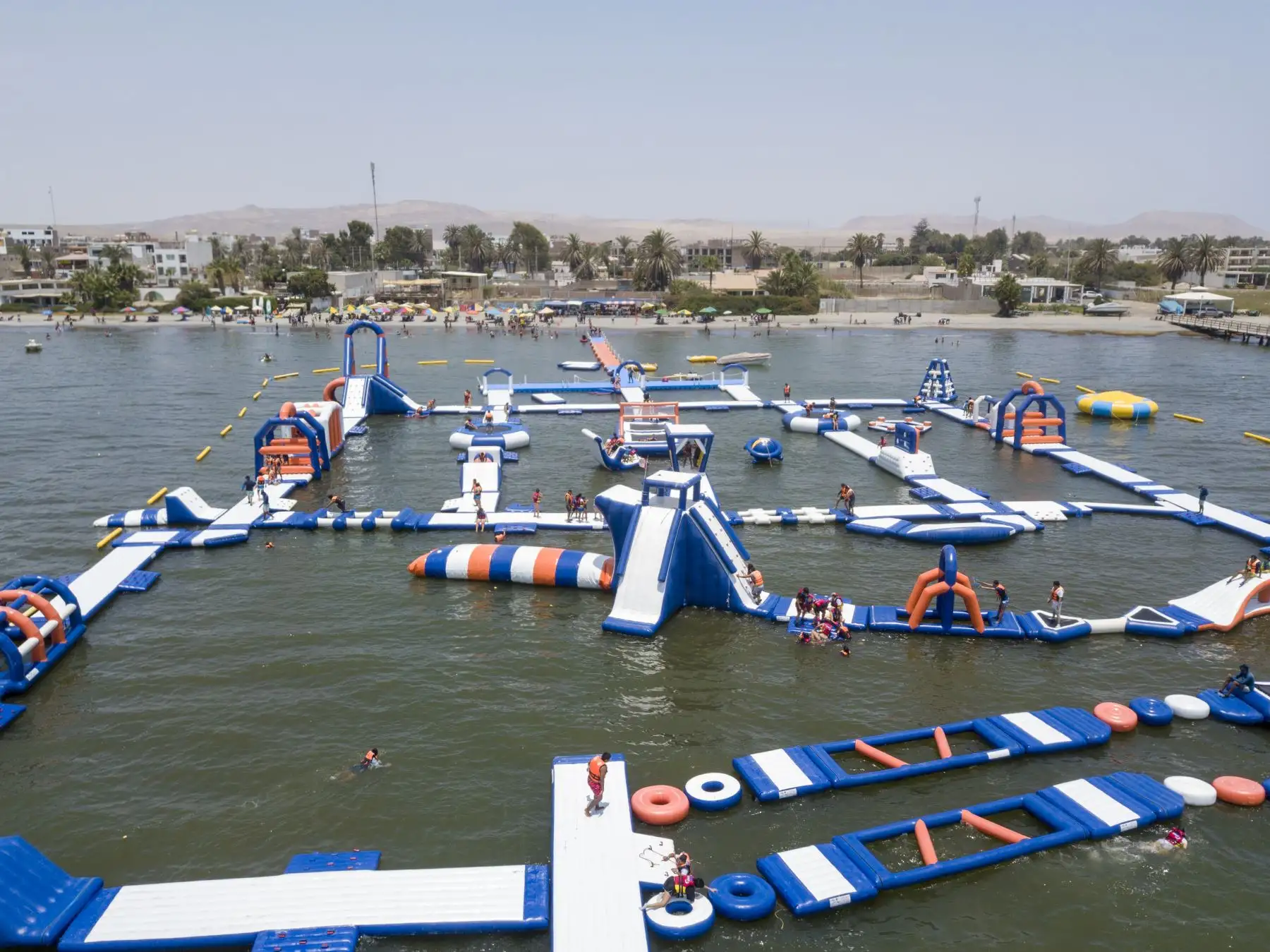 YakuPark es el parque acuático inflable más grande de Sudamérica.  Mide 60 x 40 metros, posee más de 42 obstáculos y se encuentra a 100 metros de la playa en Paracas. Foto: ANDINA/Lenin Lobatón