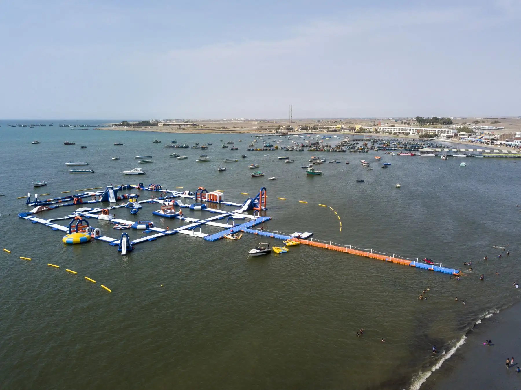 YakuPark es el parque acuático inflable más grande de Sudamérica, con sede en Paracas. Foto: ANDINA/Lenin Lobatón