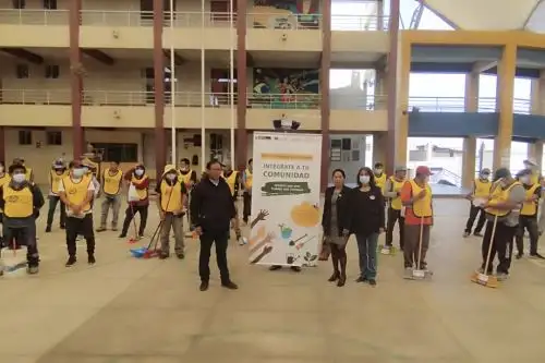 Bajo el lema “Intégrate a tu comunidad, servicio que une, trabajo que restaura”, se desarrolla la campaña en la que sentenciados libres realizan actividades como la limpieza de colegios. Foto: ANDINA/Difusión
