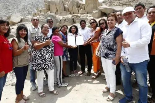 La ministra de Cultura, Leslie Urteaga Peña, entregó hoy la resolución que declara Patrimonio Cultural de la Nación al Sitio Arqueológico Petroglifos de Huancor, ubicado en el distrito de Alto Larán, provincia de Chincha, departamento de Ica.